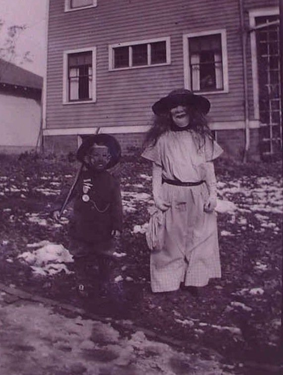44 fotos bizarras que provam que o Halloween já foi muito assustador