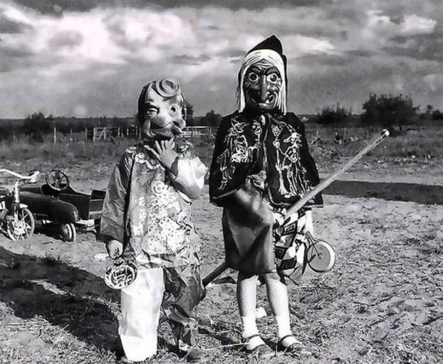 44 fotos bizarras que provam que o Halloween já foi muito assustador