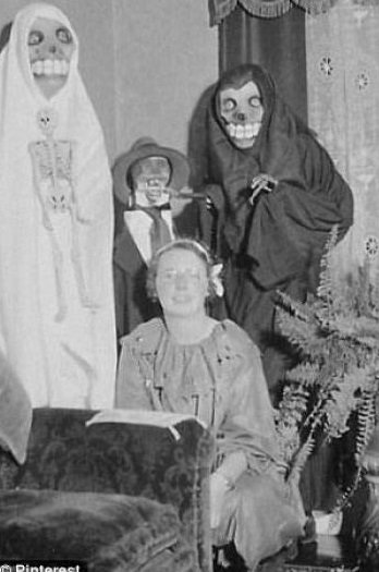 44 fotos bizarras que provam que o Halloween já foi muito assustador