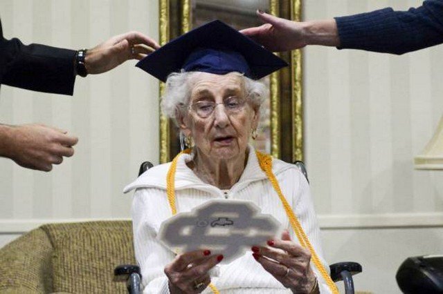 Para cuidar da mãe, ela saiu da escola e recebeu seu diploma 70 anos depois