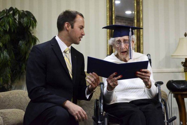 Para cuidar da mãe, ela saiu da escola e recebeu seu diploma 70 anos depois
