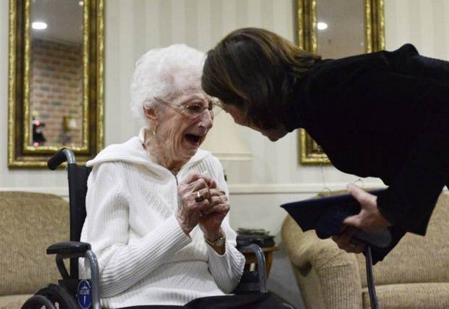 Para cuidar da mãe, ela saiu da escola e recebeu seu diploma 70 anos depois