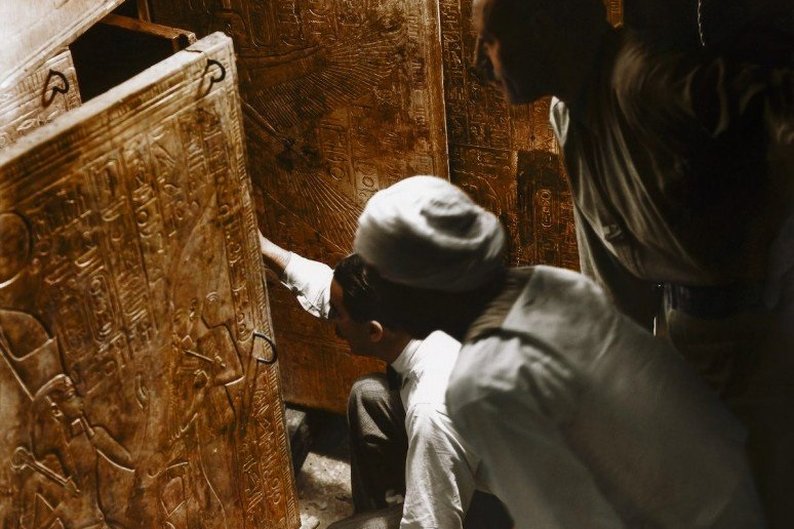 Carter, o explorador Arthur Callender e um trabalhador egípcio abrem a câmara onde estava armazenado o sarcófago de Tutankhamon