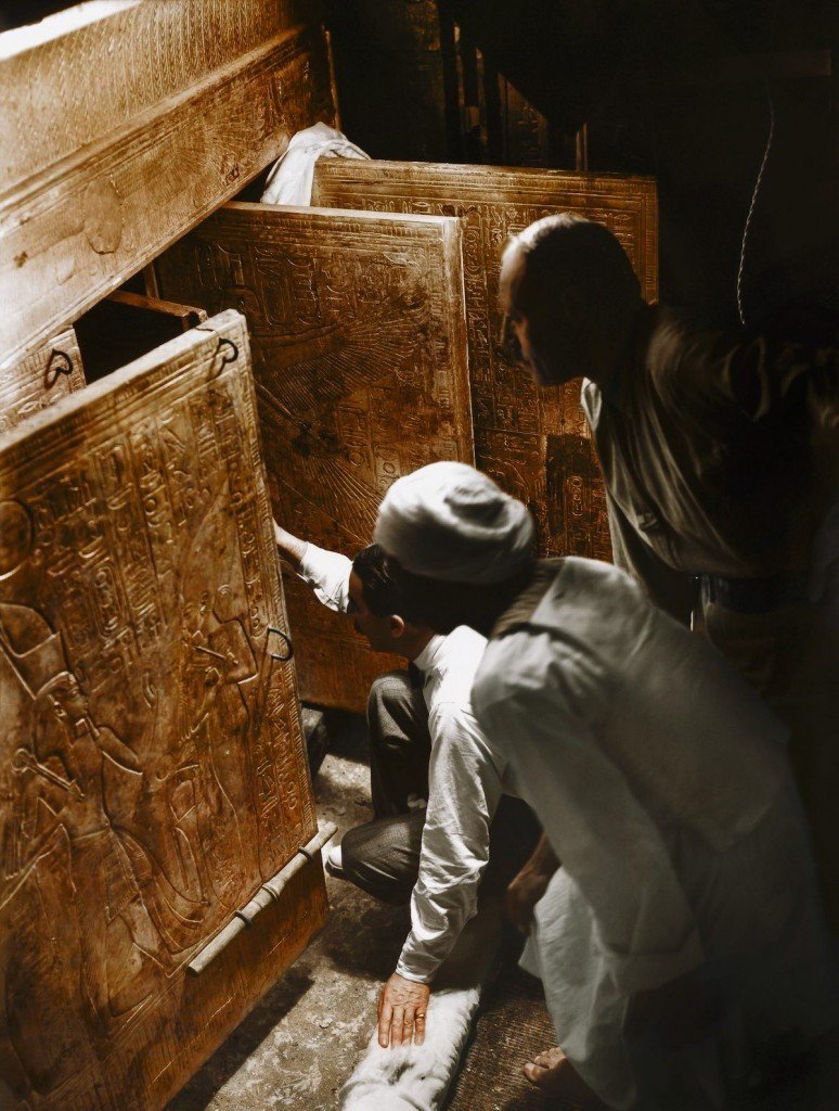 Carter, o explorador Arthur Callender e um trabalhador egípcio abrem a câmara onde estava armazenado o sarcófago de Tutankhamon