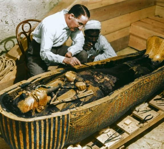Imagens da abertura da tumba de Tutankhamon são coloridas digitalmente