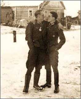 Isso é família: confira fotos de casais gays da virada do século passado