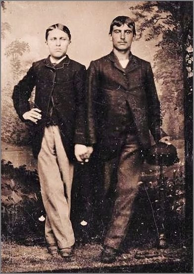 Isso é família: confira fotos de casais gays da virada do século passado