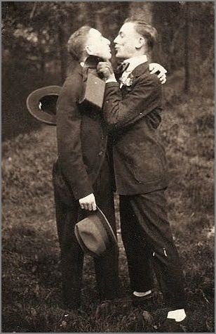 Isso é família: confira fotos de casais gays da virada do século passado
