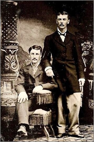 Isso é família: confira fotos de casais gays da virada do século passado