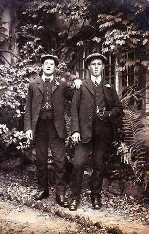 Isso é família: confira fotos de casais gays da virada do século passado