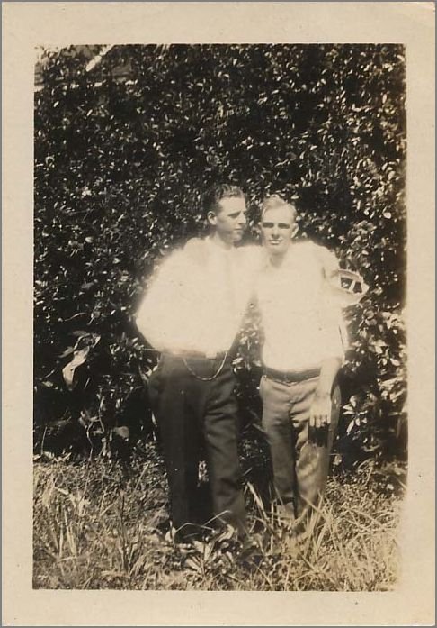 Isso é família: confira fotos de casais gays da virada do século passado