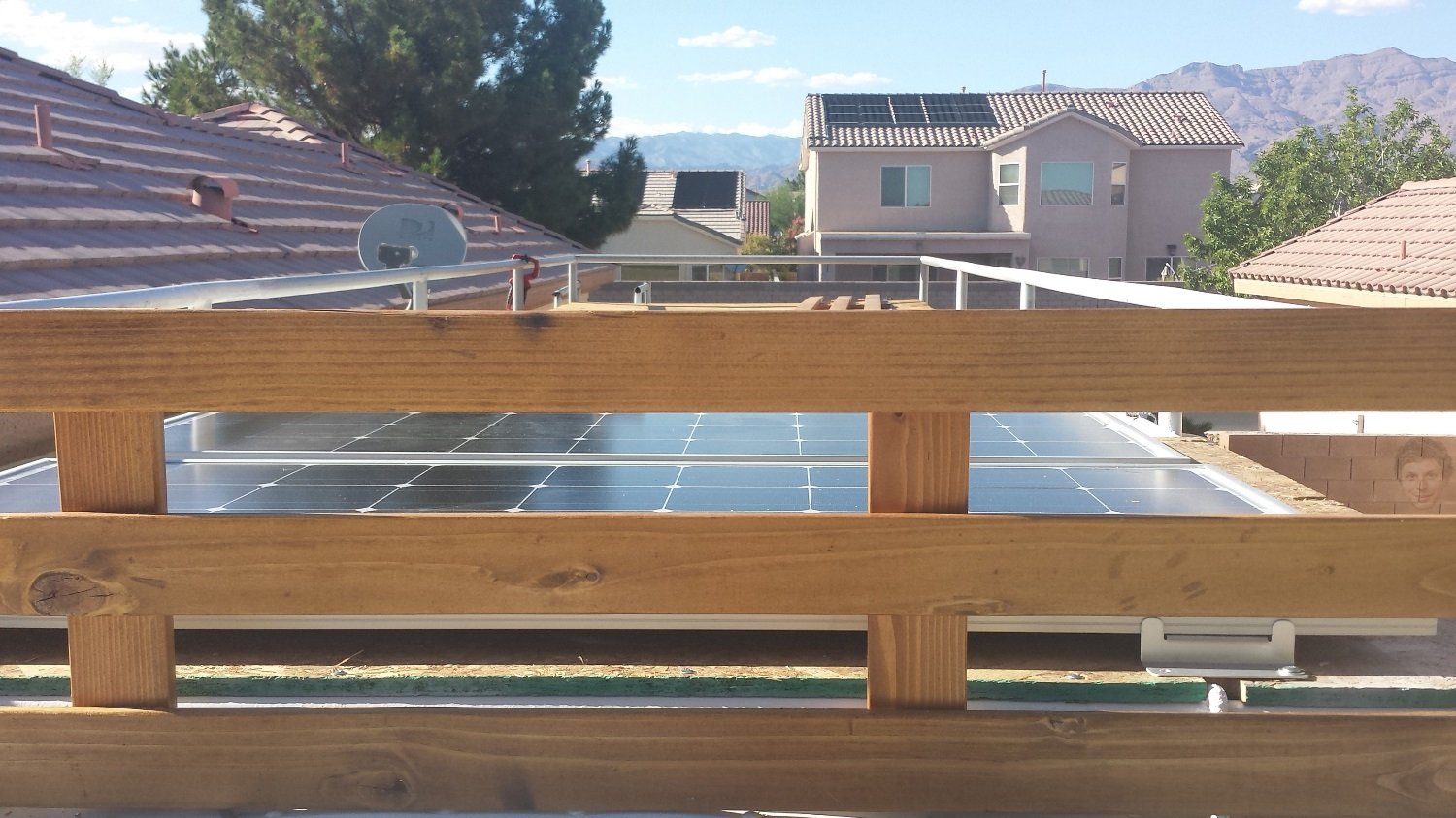 O painel solar em cima do ônibus gera energia para quase tudo que funciona internamente