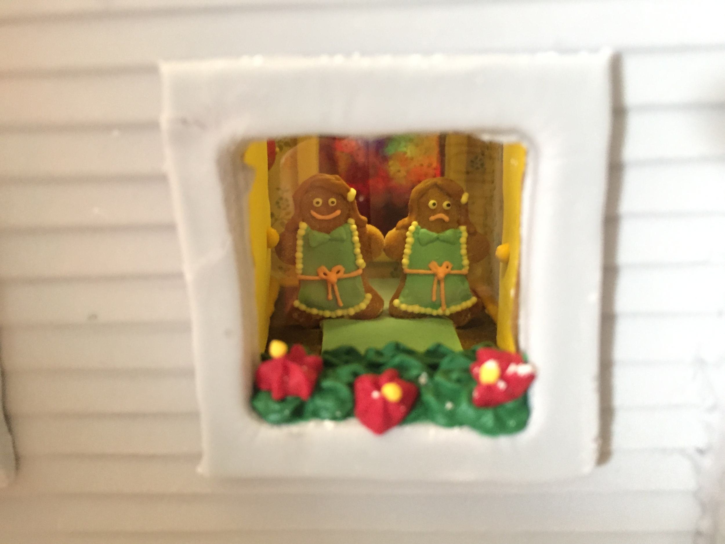 Família recria hotel e cenas de ‘O Iluminado’ usando doces e biscoitos