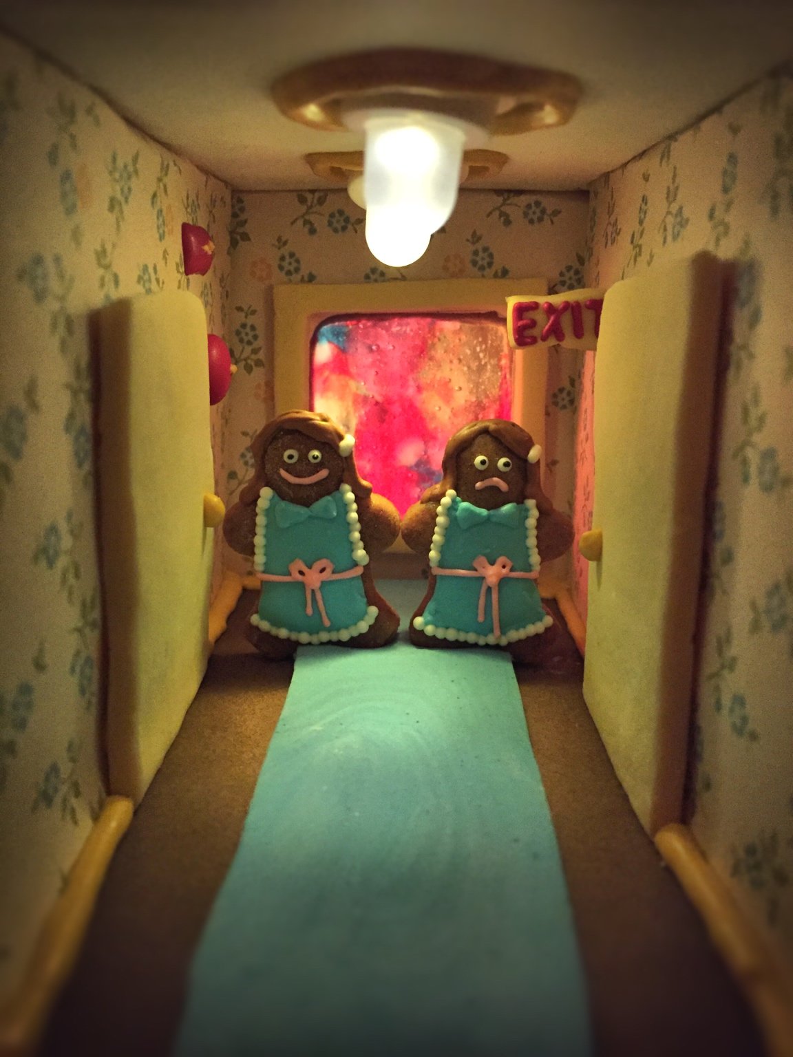 Família recria hotel e cenas de ‘O Iluminado’ usando doces e biscoitos