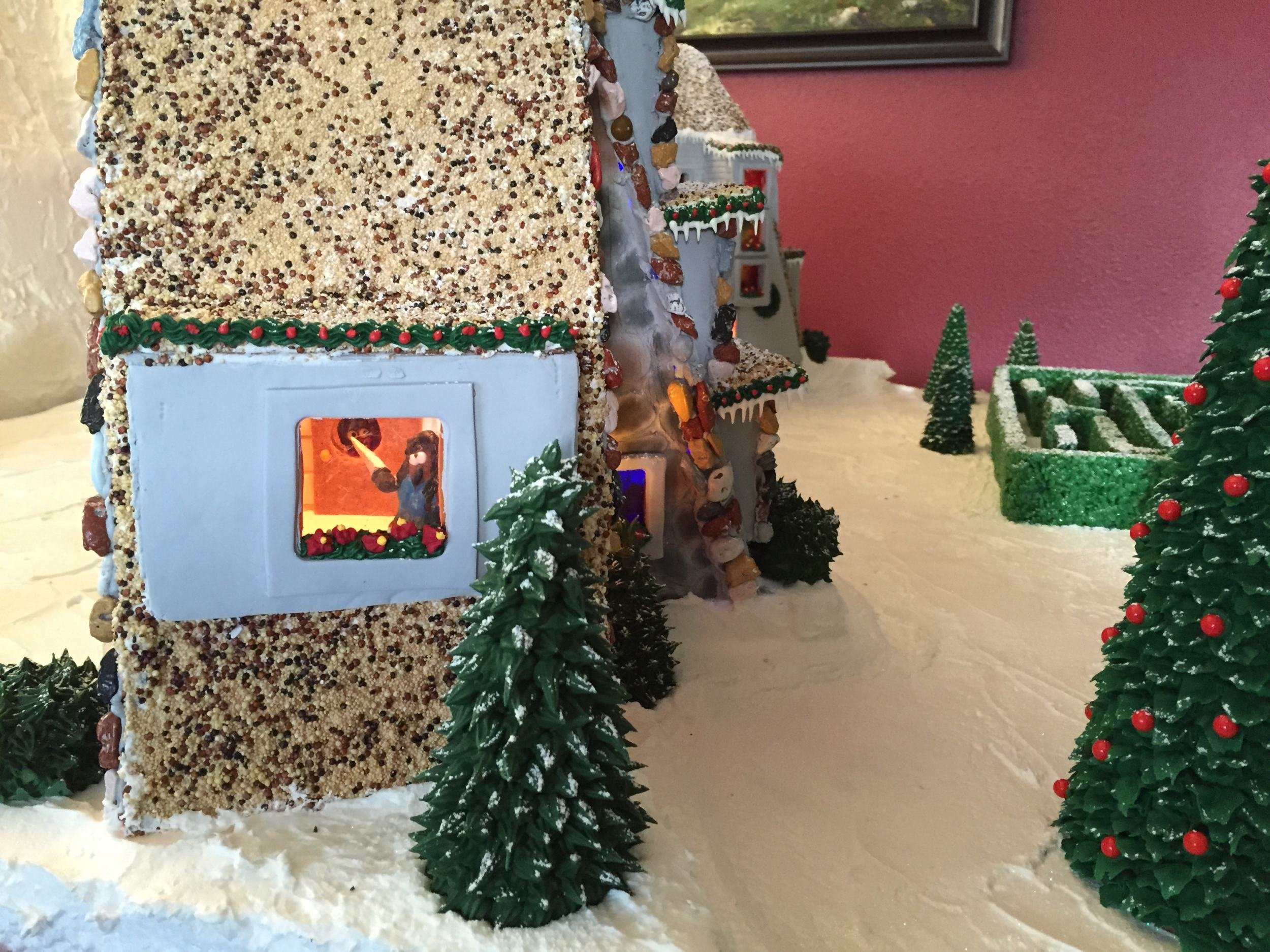 Família recria hotel e cenas de ‘O Iluminado’ usando doces e biscoitos