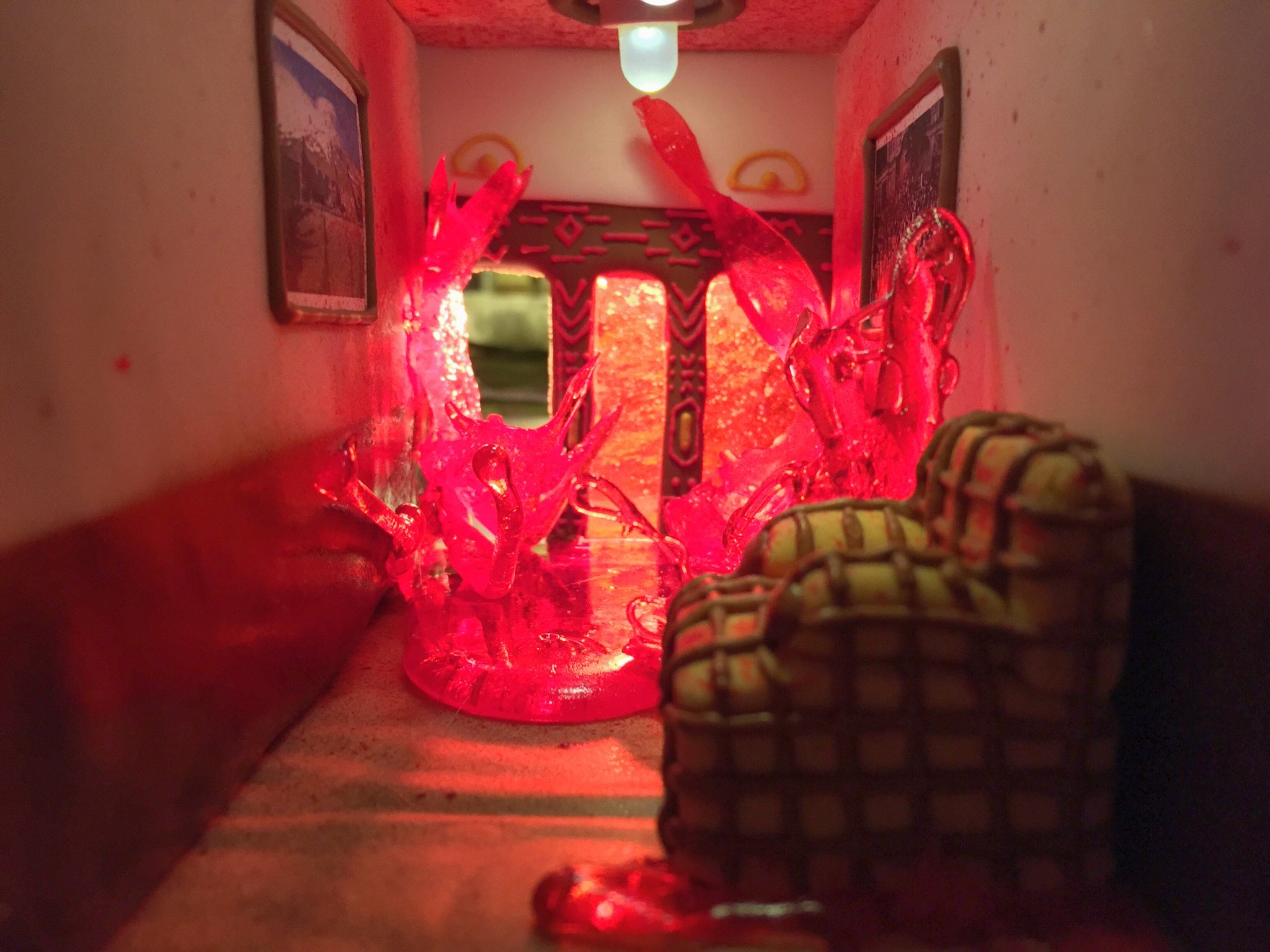 Família recria hotel e cenas de ‘O Iluminado’ usando doces e biscoitos