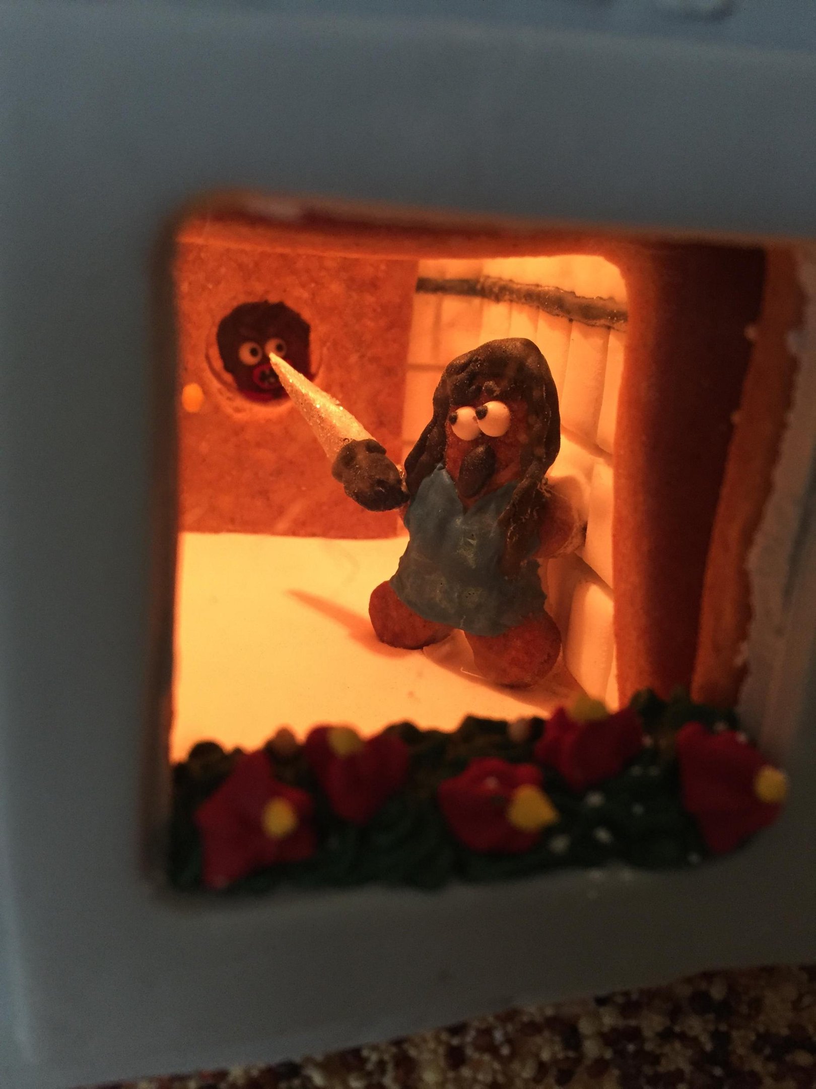 Família recria hotel e cenas de ‘O Iluminado’ usando doces e biscoitos