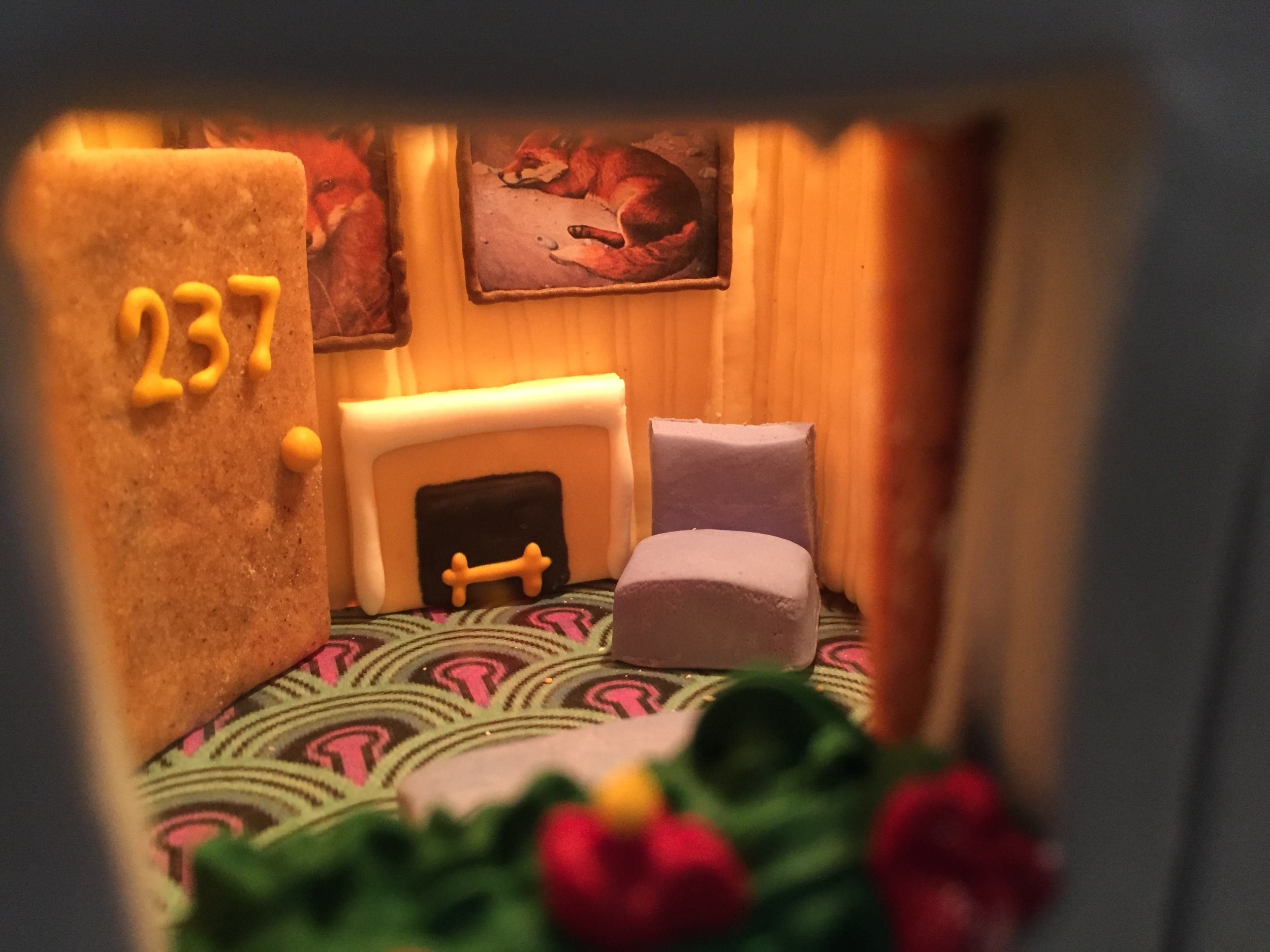 Família recria hotel e cenas de ‘O Iluminado’ usando doces e biscoitos