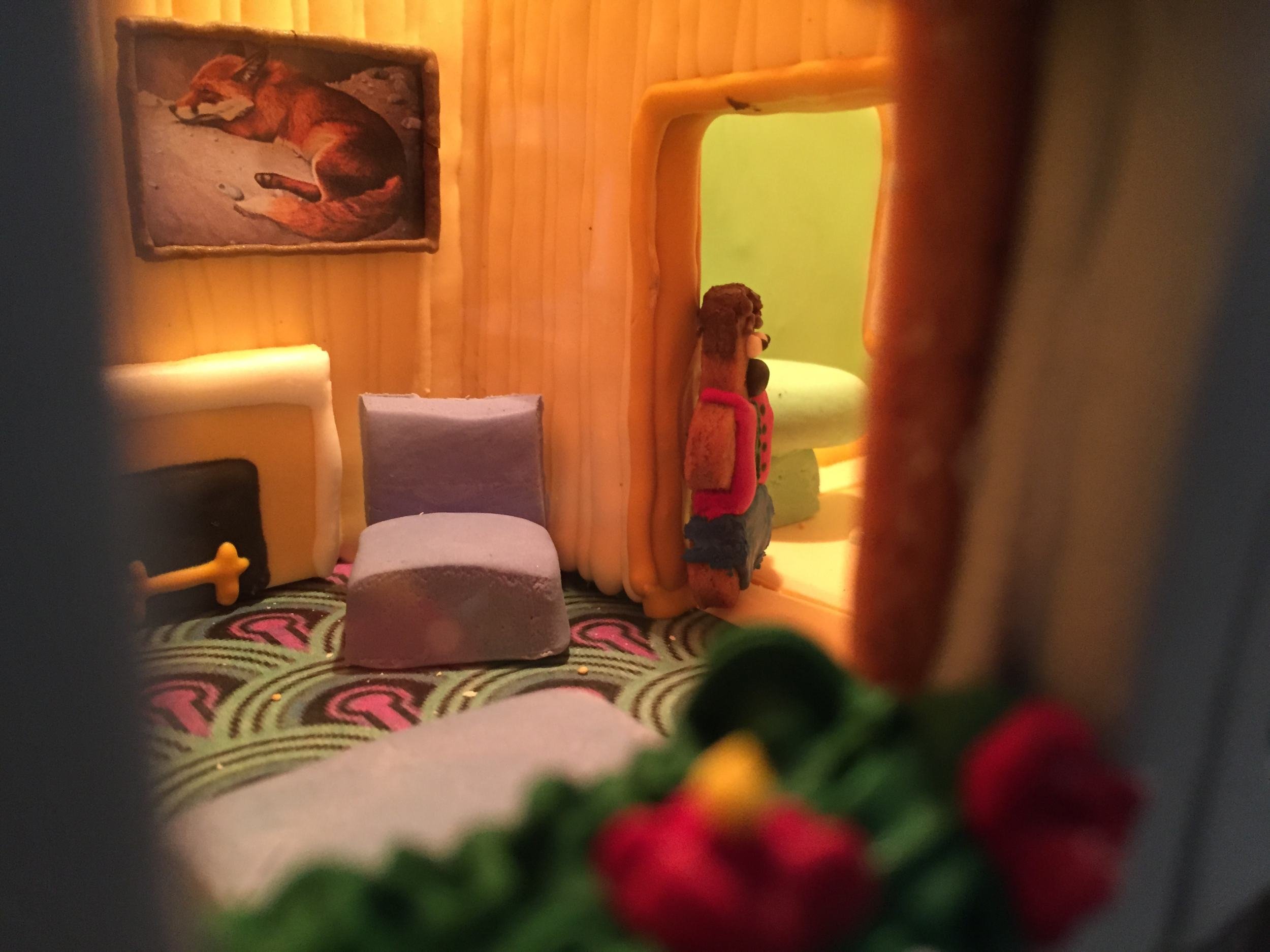 Família recria hotel e cenas de ‘O Iluminado’ usando doces e biscoitos
