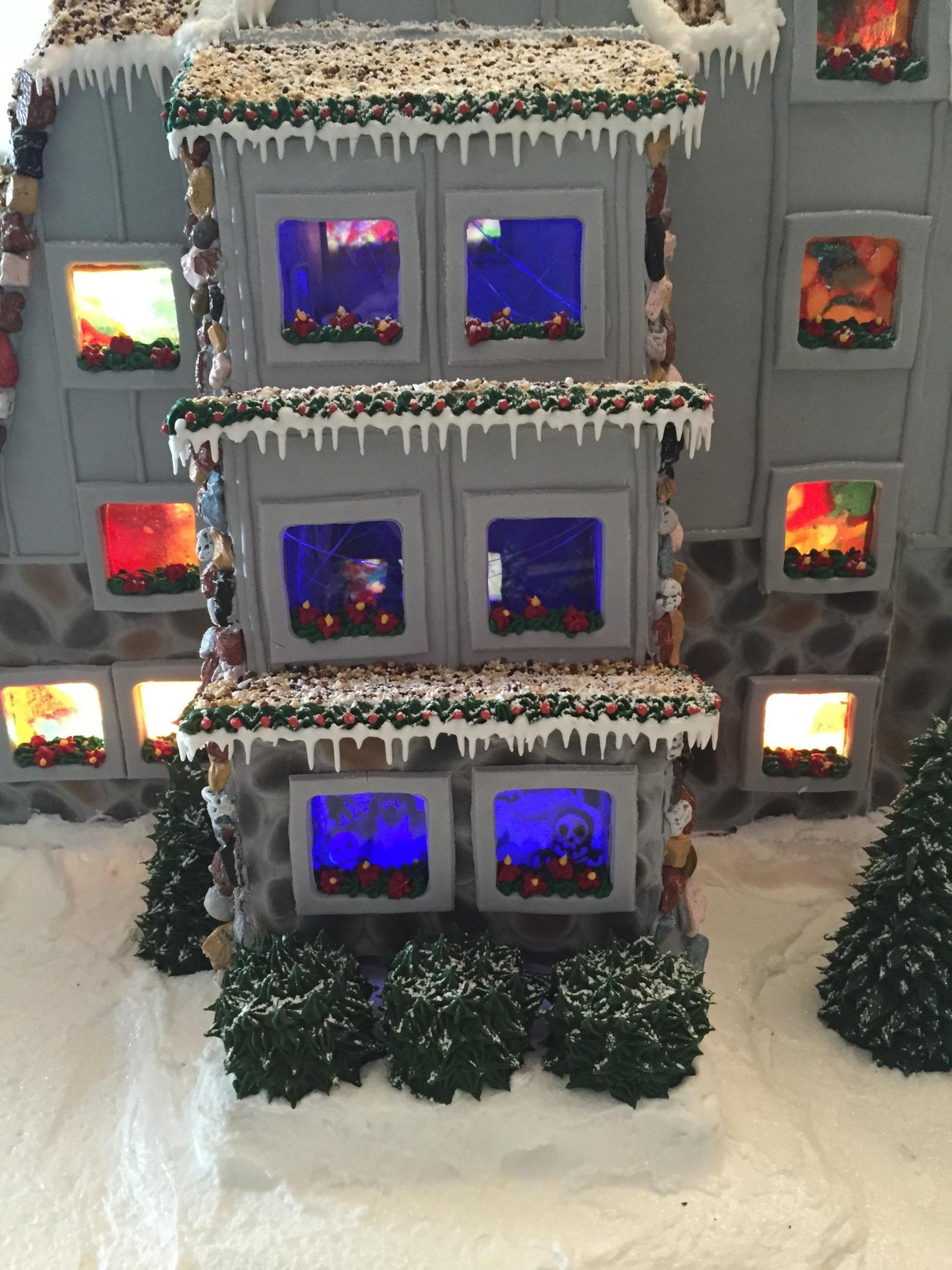 Família recria hotel e cenas de ‘O Iluminado’ usando doces e biscoitos