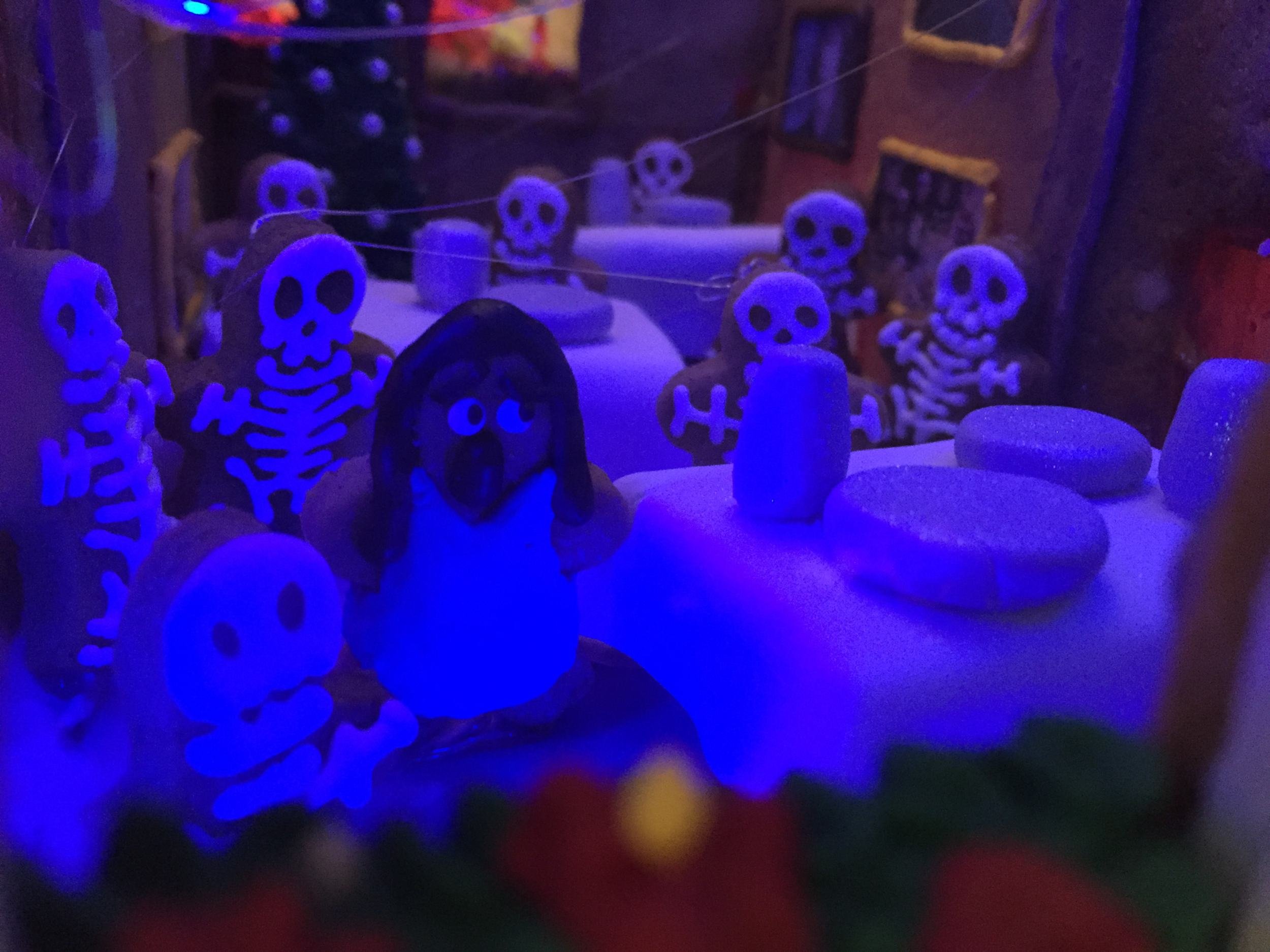 Família recria hotel e cenas de ‘O Iluminado’ usando doces e biscoitos