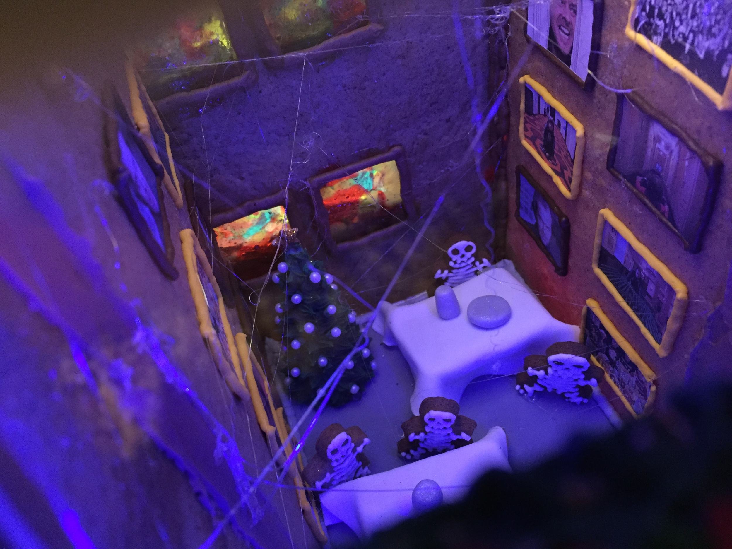 Família recria hotel e cenas de ‘O Iluminado’ usando doces e biscoitos