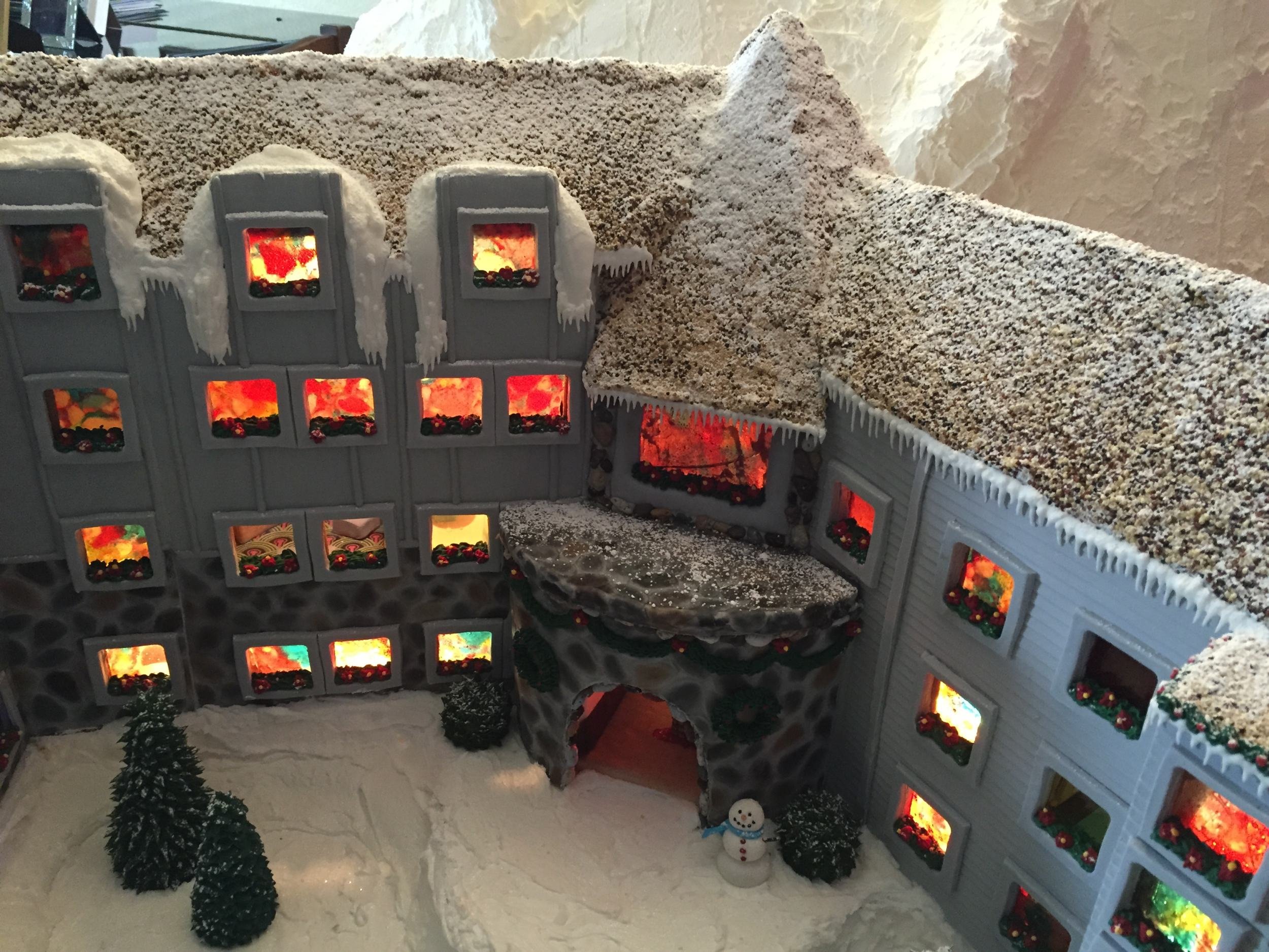 Família recria hotel e cenas de ‘O Iluminado’ usando doces e biscoitos