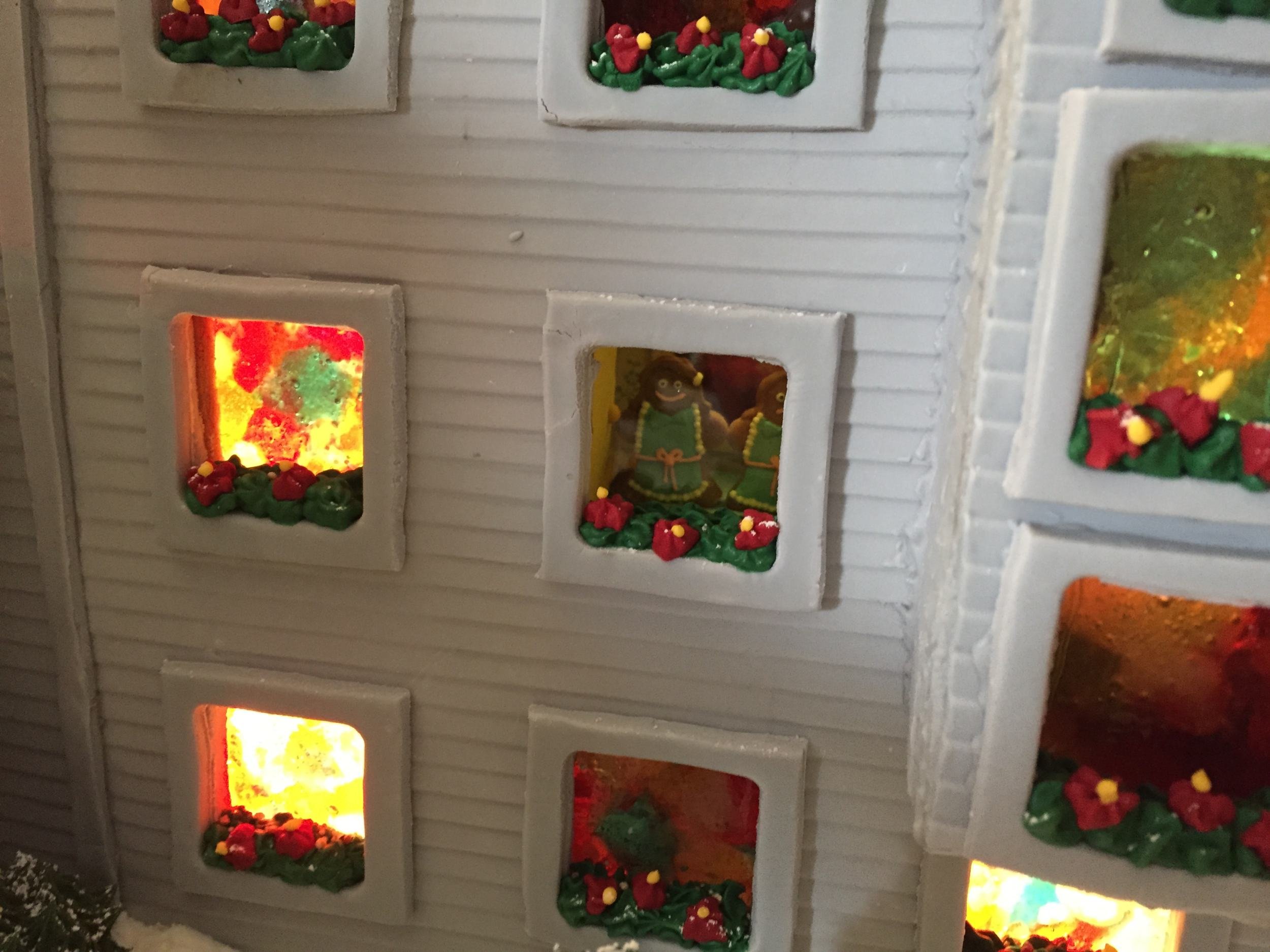 Família recria hotel e cenas de ‘O Iluminado’ usando doces e biscoitos