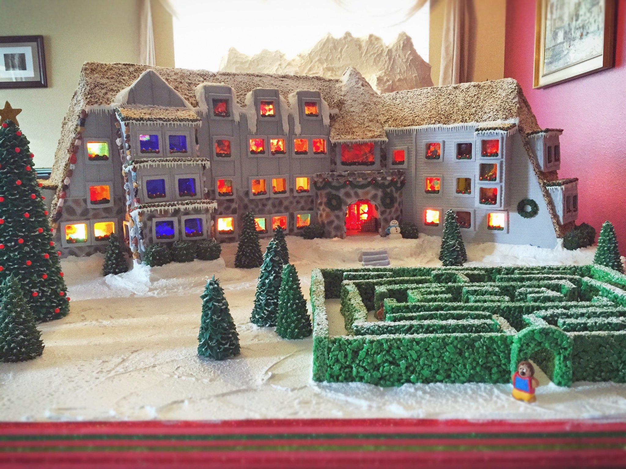Família recria hotel e cenas de ‘O Iluminado’ usando doces e biscoitos