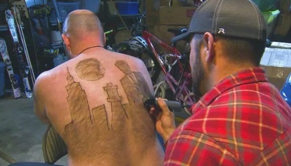 Homem cria formas em suas costas através do design de pelos