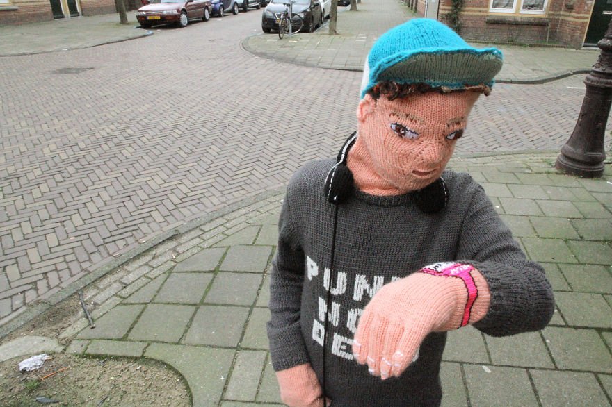 Já que filho não deixa mais, artesã holandesa tricotou boneco para abraçar