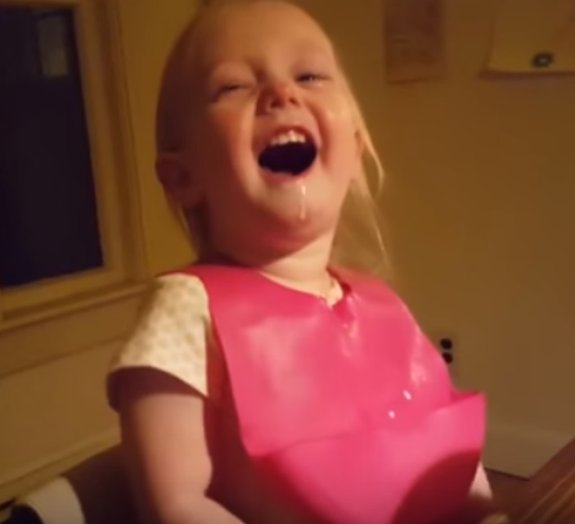 Menina quase morre de rir quando descobre que a neve cai do céu [vídeo]