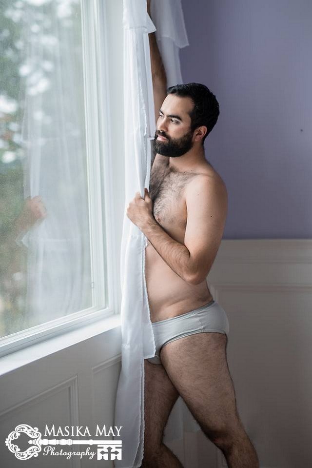 Viralizou! Veja o ensaio sexy e divertido que este homem fez para a esposa