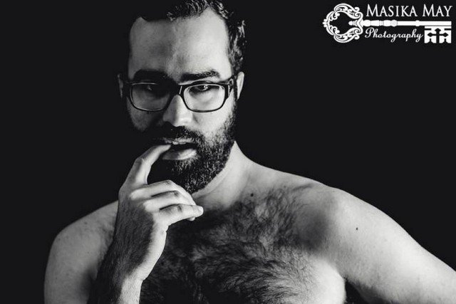 Viralizou! Veja o ensaio sexy e divertido que este homem fez para a esposa