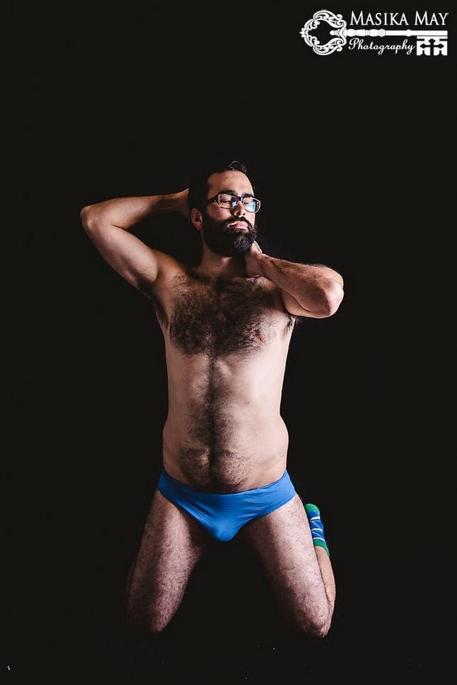 Viralizou! Veja o ensaio sexy e divertido que este homem fez para a esposa