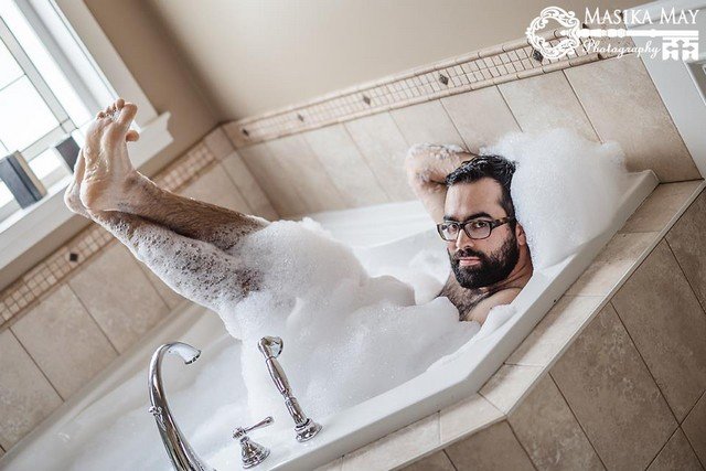 Viralizou! Veja o ensaio sexy e divertido que este homem fez para a esposa