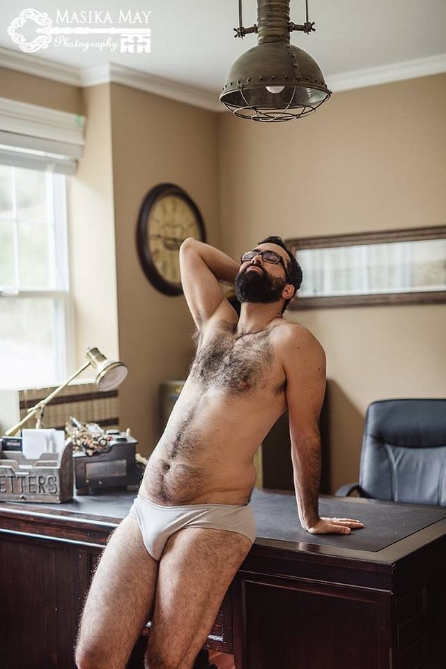 Viralizou! Veja o ensaio sexy e divertido que este homem fez para a esposa