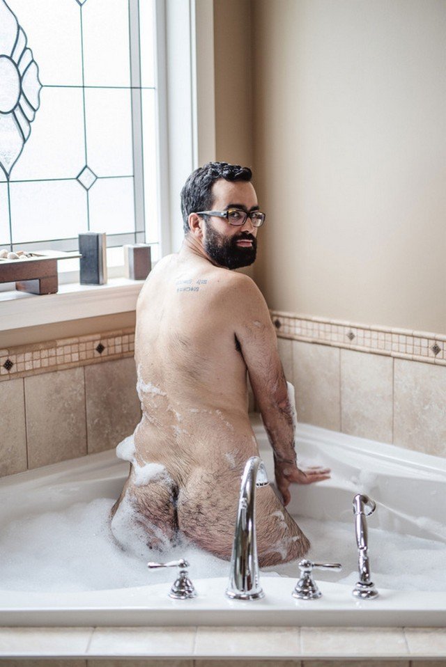 Viralizou! Veja o ensaio sexy e divertido que este homem fez para a esposa