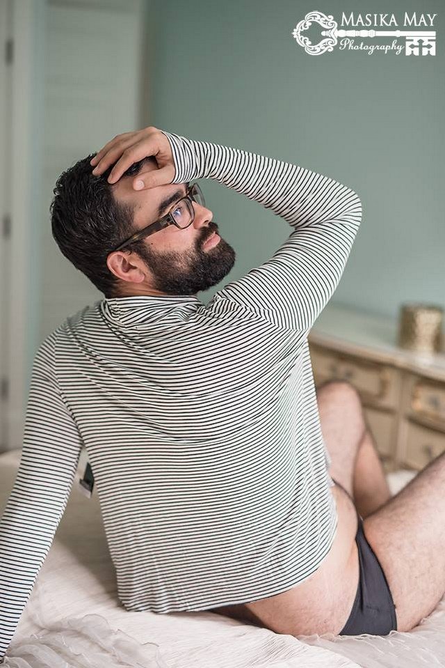 Viralizou! Veja o ensaio sexy e divertido que este homem fez para a esposa