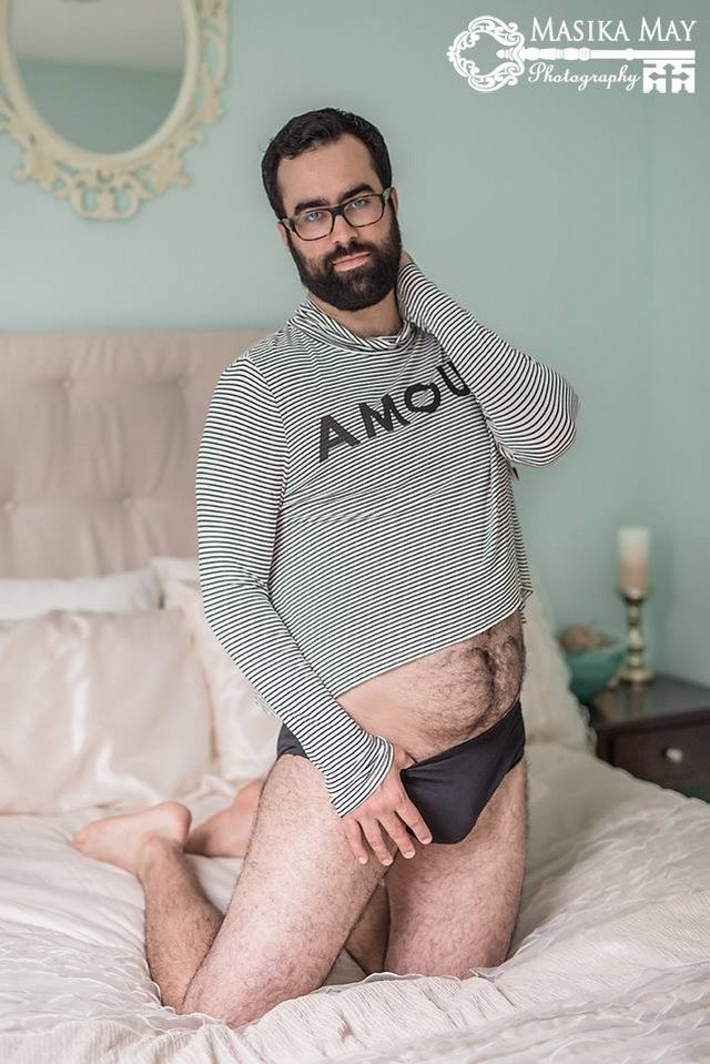 Viralizou! Veja o ensaio sexy e divertido que este homem fez para a esposa