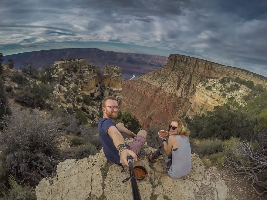 Este casal já viajou por mais de 50 países gastando apenas US$ 8 por dia