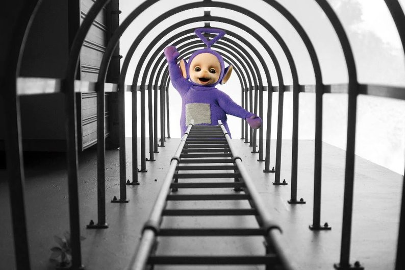 Yu Wei tirou a foto das escadas e não esperava registrar um Teletubbie
