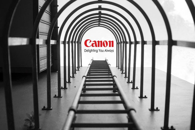 Yu Wei tirou a foto das escadas e não esperava registrar o logotipo da Canon voando por aí