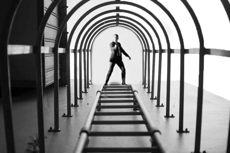 Yu Wei tirou a foto das escadas e não esperava registrar o James Bond