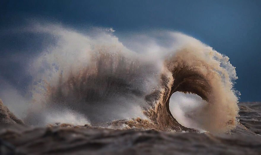Veja uma galeria com fotos impressionantes de ondas marinhas