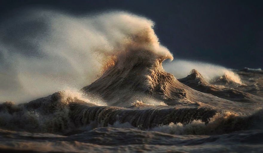 Veja uma galeria com fotos impressionantes de ondas marinhas