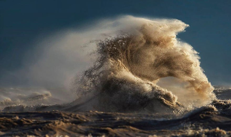 Veja uma galeria com fotos impressionantes de ondas marinhas