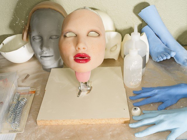 O curioso registro fotográfico do processo de fabricação de bonecas sexuais