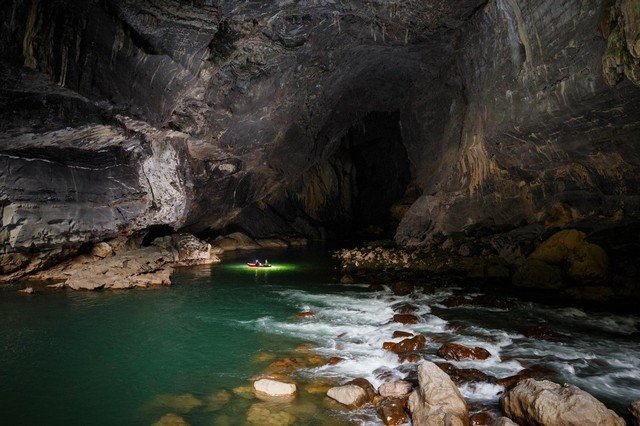 As imagens deste rio cavernoso vão deixar você perplexo, feliz e relaxado