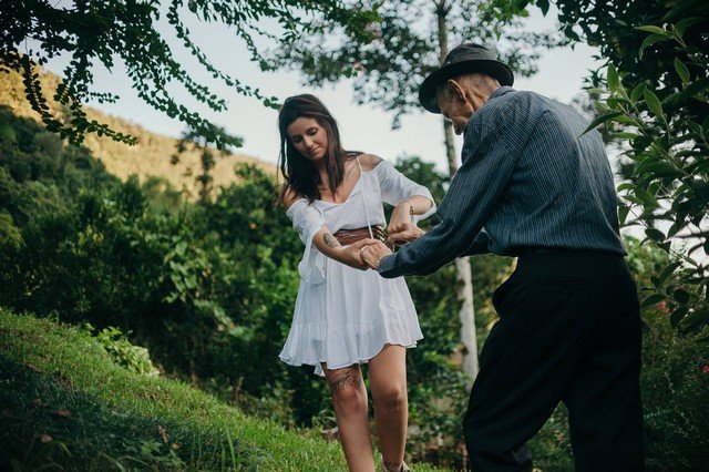 Ensaio de neta com avô faz sucesso no Facebook